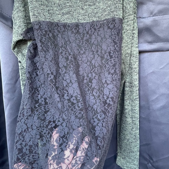 No boundaries-Size Large 11-13. Green long sleeve light sweater top - Picture 5 of 5